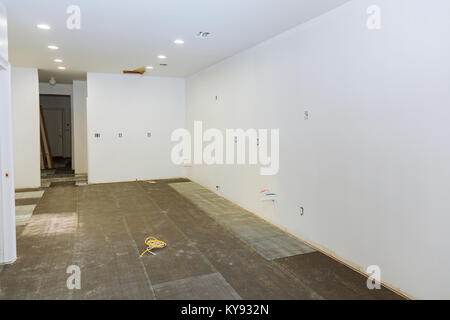 Preparazione per l'installazione di piastrelle in cucina in un nuovo piano casa, preparare per la lavorazione di piastrelle Foto Stock