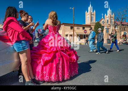 Giovane donna indossa gabbia crinolina gonna, preparando a svolgere a Old Town Plaza di San Felipe de Neri chiesa in background, Albuquerque, Nuovo Messico USA Foto Stock