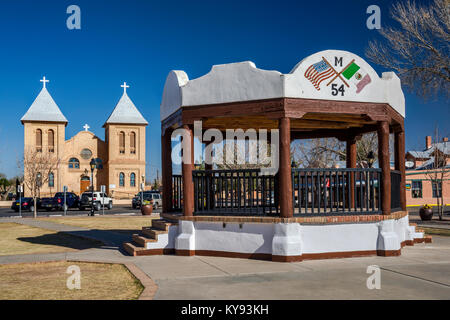 Bandstand, Basilica di San Albino in distanza a Mesilla Plaza nella città di Mesilla vicino a Las Cruces, Nuovo Messico, STATI UNITI D'AMERICA Foto Stock