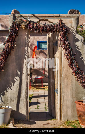 Ristras aka secchi peperoncino cialde (peperoncino rosso) su ingresso ristorante in città vecchia sezione di Mesilla vicino a Las Cruces, Nuovo Messico, STATI UNITI D'AMERICA Foto Stock