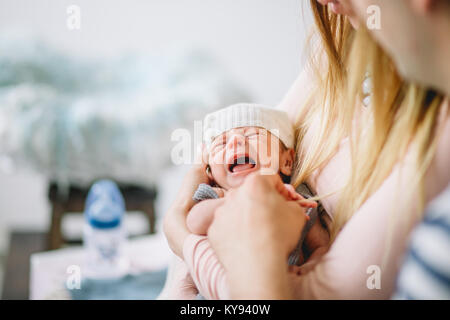 Neonato vagisce in braccia della madre Foto Stock