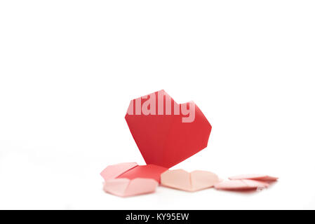 Raccolta orizzontale di diversi formati di carta origami cuori per il giorno di San Valentino isolati su sfondo bianco Foto Stock