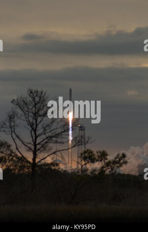 L'orbitale ATK Antares di veicoli di lancio solleva di Launch Pad 0 dal Mid-Atlantic Spaceport regionale in rotta per il rifornimento della Stazione Spaziale