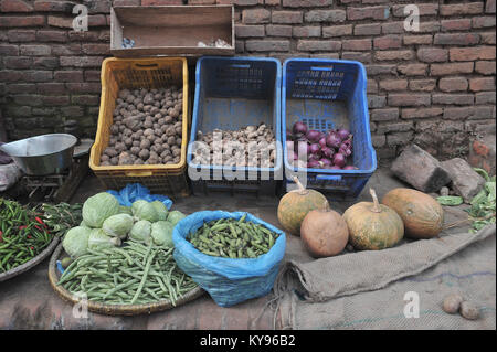 Ortaggi freschi sul mercato in scatole e sacchi: cipolle, patate e cavolo, patate, piselli Foto Stock
