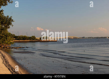 Sentiero Tamiami per voli (US 41) ponte che attraversa il fiume di pace Charlotte Harbor a Punta Gorda Foto Stock