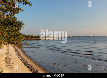 Sentiero Tamiami per voli (US 41) ponte che attraversa il fiume di pace Charlotte Harbor a Punta Gorda Foto Stock