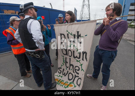 La polizia sostengono con la pace manifestanti che essi shold arrestare bloccando l'ingresso al centro ExCeL. Foto Stock