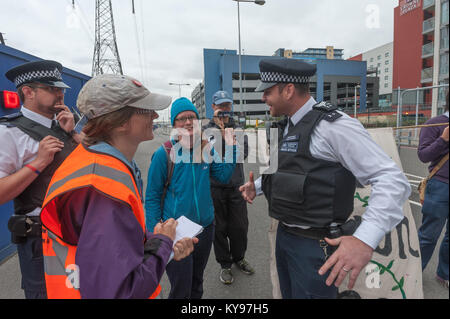 La polizia sostengono con la pace manifestanti che essi shold arrestare bloccando l'ingresso al centro ExCeL. Foto Stock