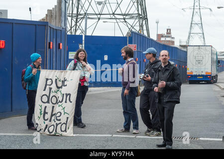 Alla fine i manifestanti lasciate che il cibo autocarro per ExCel station wagon ma mantenere il loro blocco di ingresso per le forniture militari per il DSEi Arms Fair, Foto Stock