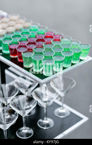 Linea di riga di colori diversi cocktail alcolico su un party. giorno di nozze o di compleanno Foto Stock