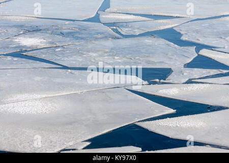 Mare ghiacciato con pattern di ghiaccio floes Foto Stock