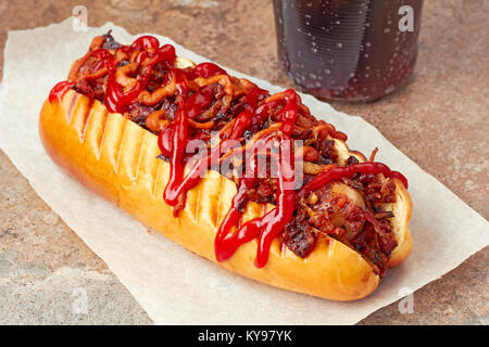 Gustoso hot dog con salse e condimenti Foto Stock