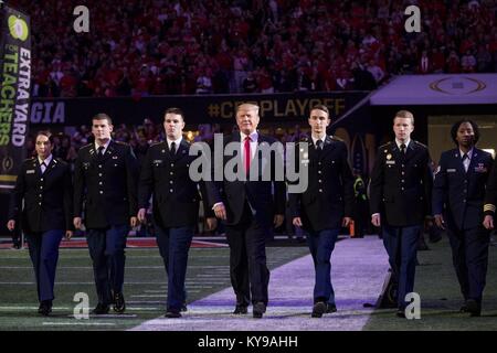 Stati Uniti Presidente Donald Trump passeggiate sul campo per il NCAA College Football Playoff campionato nazionale tra la University of Alabama Crimson Tide e l'Università di Georgia Bulldogs Gennaio 8, 2018 in Atlanta, Georgia. Foto Stock