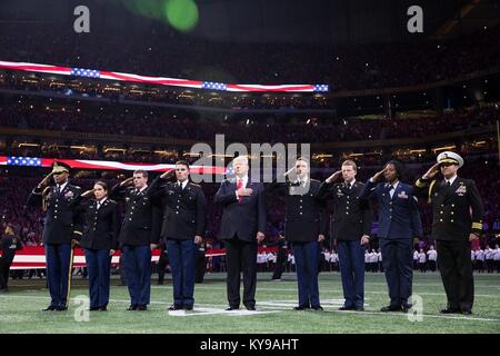 Stati Uniti Presidente Donald Trump sta per l'inno nazionale durante il NCAA College Football Playoff campionato nazionale tra la University of Alabama Crimson Tide e l'Università di Georgia Bulldogs Gennaio 8, 2018 in Atlanta, Georgia. Foto Stock