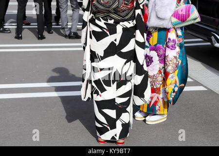 Giovani donne giapponesi di indossare il kimono tradizionali per la venuta del giorno di età celebrazione, diventano venti in Kagawa, Giappone. Foto Stock