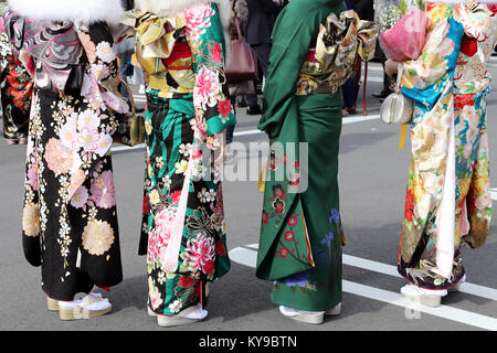 Giovani donne giapponesi di indossare il kimono tradizionali per la venuta del giorno di età celebrazione, diventano venti in Kagawa, Giappone. Foto Stock