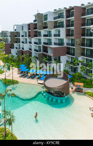 PATTAYA, Tailandia - 20 Aprile 2016: persone relax nella grande piscina blu. Vacanze estive a Centra Maris Resort Jomtien. Si tratta di un lussuoso hotel di grande Foto Stock