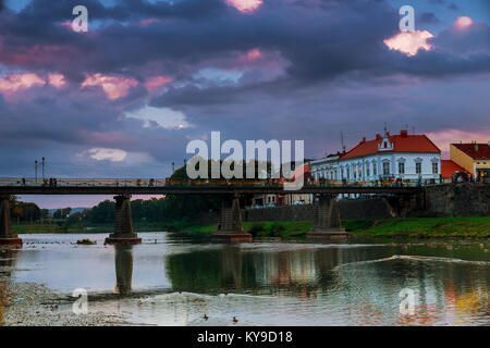 Ponte pedonale attraverso il fiume nel centro di Uzhgorod in la sera al tramonto, Ucraina Foto Stock