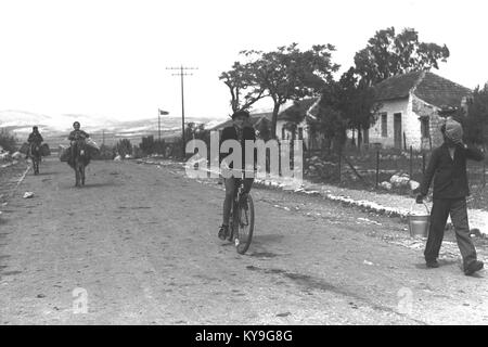 Questa immagine mostra la strada principale di Metula, Israele, evidenziando le caratteristiche urbane della città, l'architettura storica e il suo ruolo nello sviluppo regionale. Foto Stock
