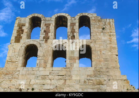 Gli antichi archi del teatro romano sull'Acropoli di Atene Grecia contro un bel cielo blu con nuvole whispy - in una vista prospettica dal bel Foto Stock