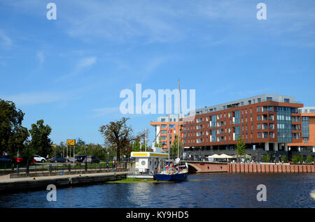Stazione di rifornimento di carburante per le imbarcazioni da diporto sullo sfondo di un moderno palazzo residenziale a Danzica (Polonia) Foto Stock