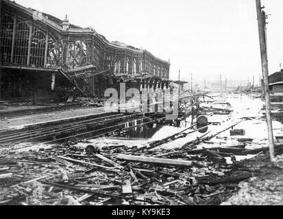 Fotografia della stazione ferroviaria di Valenciennes allagata nel 1918, che illustra la distruzione in tempo di guerra e il suo effetto sulle infrastrutture di trasporto. Foto Stock