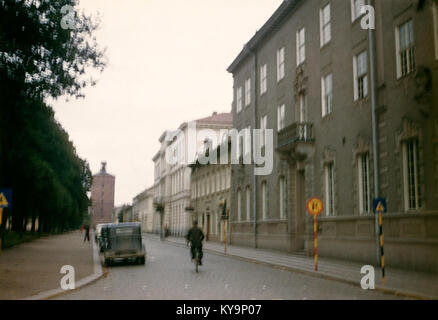 Una fotografia storica di Vänersborg, Svezia, che mostra edifici, strade e paesaggi circostanti dell'inizio del XX secolo. L'immagine riflette l'architettura urbana svedese e la vita quotidiana durante questo periodo. Foto Stock