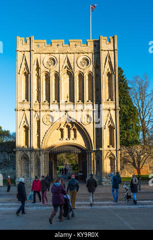 Bury St Edmunds Abbey cancello o porta grande, il XIV secolo Abbey Gate è l'entrata di Bury St Edmunds Abbey Gardens, Suffolk REGNO UNITO Foto Stock