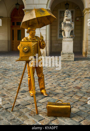 Lviv, Ucraina - 23 Marzo 2014: l'uomo - un attore che pongono in abiti colorati e un volto ai cittadini del quartiere antico della città di Lviv, Ucraina. Foto Stock