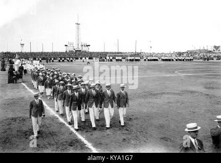 La fotografia dei Maccabiah Games del 1935 mostra la delegazione britannica con atleti e funzionari che partecipano all'evento sportivo ebraico internazionale in Palestina, riflettendo il significato culturale e atletico dei giochi. Foto Stock