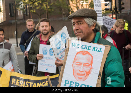 La gente in attesa di marzo a Battersea Parik per voci unite del mondo protesta da Sotheby's auto asta chiamando per la reintegrazione di Percy & Barbara, saccheggiato per prendere parte a una protesta. Foto Stock