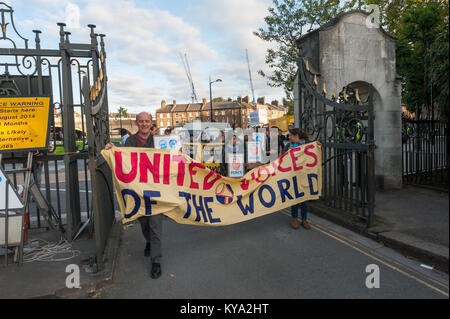 Regno voci del Mondo marzo a Battersea Park di protesta da Sotheby's auto asta chiamando per la reintegrazione di Percy & Barbara, saccheggiato per prendere parte a una protesta. Foto Stock