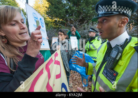 Vera registra una conversazione con un funzionario di polizia alla protesta da Sotheby's auto asta chiamando per la reintegrazione di Percy & Barbara, saccheggiato per prendere parte a una protesta. Foto Stock