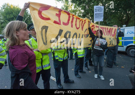 Manifestanti tenere su il regno voci del mondo banner nella parte anteriore della polizia a protestare per Sotheby's auto asta chiamando per la reintegrazione di Percy & Barbara, saccheggiato per prendere parte a una protesta. Foto Stock