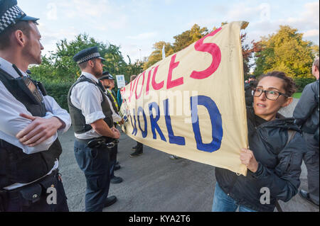 In seguito unito voci del mondo trovato hanno potuto avvicinarsi al Sotheby's auto asta per la loro protesta chiamando per la reintegrazione di Percy & Barbara, saccheggiato per prendere parte a una protesta. Foto Stock