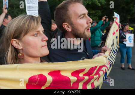 Regno voci del mondo protesta da Sotheby's auto asta chiamando per la reintegrazione di Percy & Barbara, saccheggiato per prendere parte a una protesta. Foto Stock