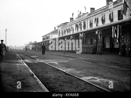 Questa fotografia raffigura una guardia d'onore bulgara in una stazione ferroviaria, scattata in Ungheria. L'immagine, dall'archivio Fortepan, mette in evidenza le usanze militari e le uniformi storiche dei primi anni del XX secolo. Foto Stock