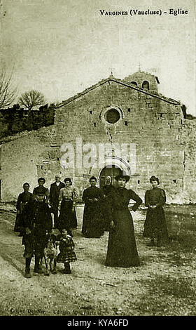 La chiesa di Vaugines, in Francia, è un monumento chiave del patrimonio religioso e culturale provenzale, che rappresenta l'architettura storica e la tradizione locale. Foto Stock
