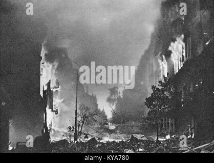 La rivolta di Varsavia del 1944, mostrata qui in via Marszałkowska, fu un importante sforzo di resistenza contro l'occupazione nazista, segnando un evento significativo nella storia della Polonia durante la seconda guerra mondiale Foto Stock