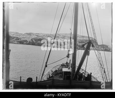 Questa fotografia dell'inizio del XX secolo cattura Stoksund a Sør Trondhjems amt, Norvegia, mostrando il paesaggio costiero e le attività marittime della regione. Foto Stock