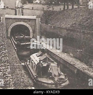 Pouilly-en-Auxois (Côte-d'Or) - Remorqueur Electrique sortant du tunnel du Canal Bourgogne CR Foto Stock