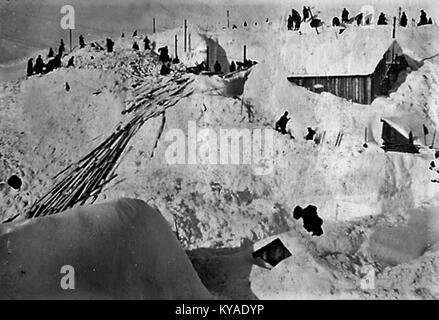 Un'immagine storica mostra la stazione della funivia nella catena montuosa di Krn dopo una valanga di neve nel 1916, illustrando le infrastrutture alpine e la storia regionale. Foto Stock