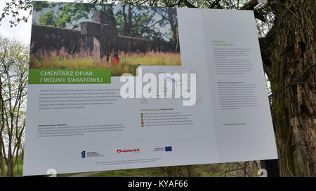 Questa bacheca informativa presso il cimitero di Pecice fornisce dettagli storici sulle vittime della prima guerra mondiale sepolte lì, servendo come luogo per la memoria e la riflessione sui sacrifici dei soldati. Foto Stock