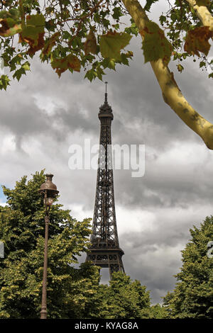 Parigi, Francia - 31 agosto 2012: Torre Eiffel a Champs de Mars a Parigi, Francia Foto Stock