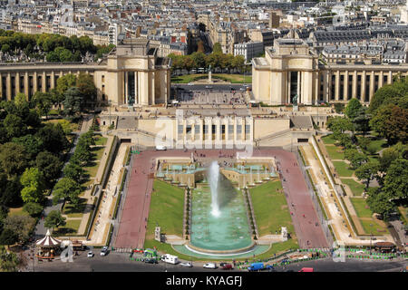 Parigi, Francia - 31 agosto 2012: veduta aerea della città dalla cima della Torre Eiffel a Parigi, Francia. Il Champ de Mars. Foto Stock