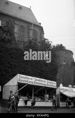 Una fotografia in bianco e nero del 1927 che raffigura una pasticceria di strada nel quartiere Höchst di Francoforte sul meno, in Germania. L'immagine cattura un momento nella vita quotidiana e nel commercio durante quell'epoca. Foto Stock
