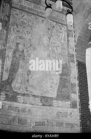 La cattedrale di Strängnäs in Svezia è uno storico edificio ecclesiastico che mostra architettura gotica e medievale e che funge da sito di importanza religiosa. Foto Stock