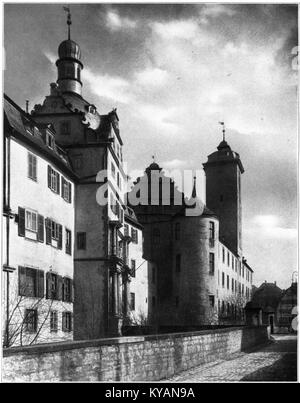 Questa immagine tratta dalla pubblicazione del 1925 "Unser Land" mostra Schloss a Mergentheim, Germania, evidenziandone il significato storico e culturale. Il castello è un punto di riferimento notevole nella regione, con radici nella storia medievale tedesca. Foto Stock