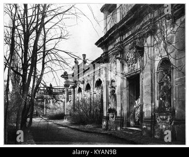 Questa immagine tratta da "Unser Land" (1925) mostra l'Orangerie di Schloßgarten Weikersheim, Germania. La fotografia cattura la struttura storica del giardino, mostrando il suo stile architettonico e il suo significato come parte dello Schlossgarten. Foto Stock
