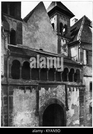 Questa immagine tratta da 'Unser Land' 1925 presenta la Torkapelle romanica a Großcomburg, evidenziandone il design architettonico e l'importanza storica. La cappella è un esempio significativo di architettura romanica in Germania. Foto Stock